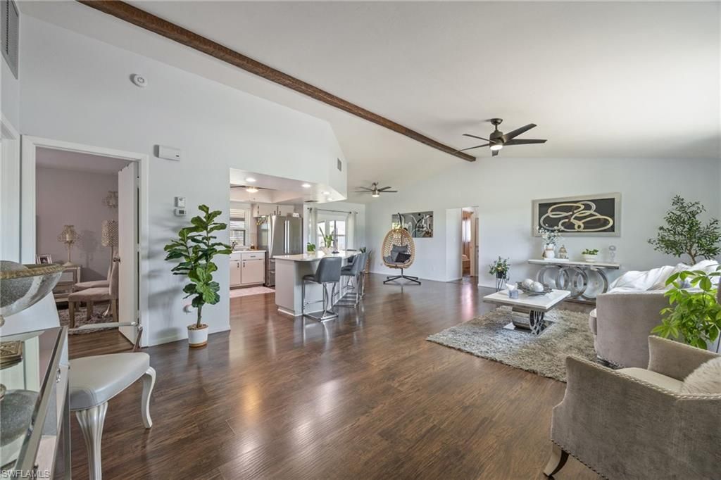 Image 6 of property listing at 425 SW 43rd LN, Cape Coral, FL 33914