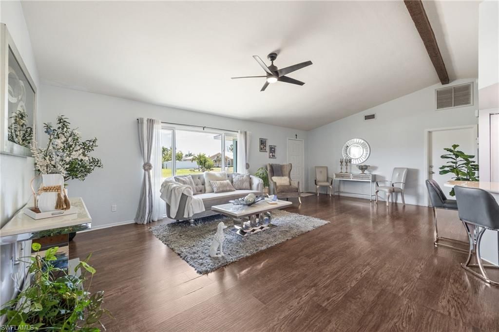Image 7 of property listing at 425 SW 43rd LN, Cape Coral, FL 33914