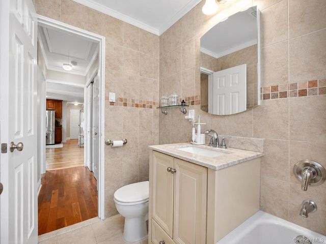 6 W Mill Drive 3B, Great Neck, NY 11021