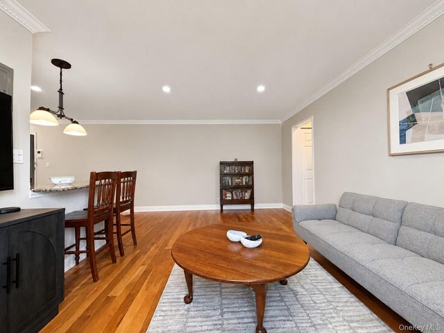 6 W Mill Drive 3B, Great Neck, NY 11021