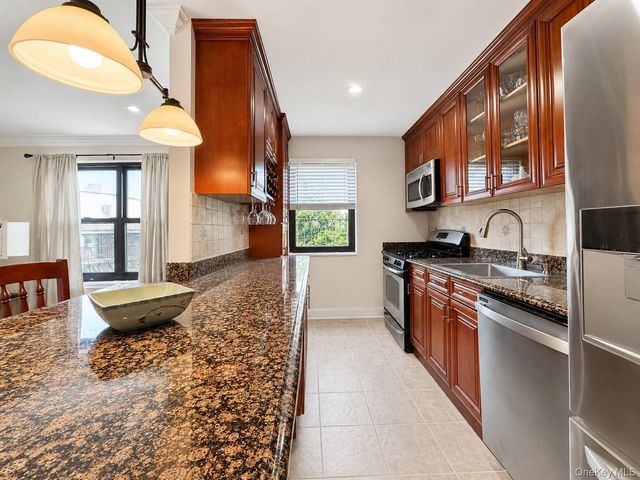 6 W Mill Drive 3B, Great Neck, NY 11021