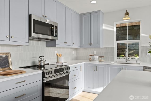 3245 13th Avenue W, Seattle, WA 98119