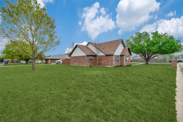 1106 N Saint James Circle, Pilot Point, TX 76258