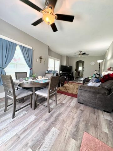 514 W Cave Springs AVe, El Dorado, KS 67042