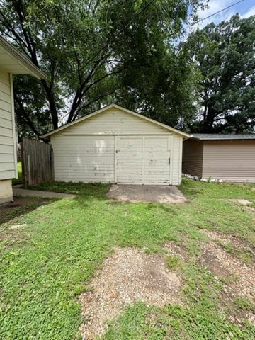 514 W Cave Springs AVe, El Dorado, KS 67042