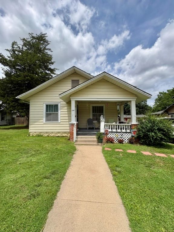 514 W Cave Springs AVe, El Dorado, KS 67042