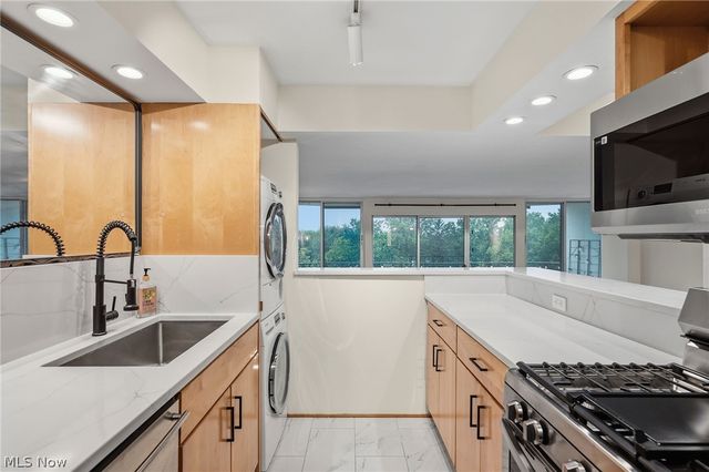 12900 Lake Avenue 811, Lakewood, OH 44107