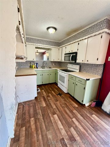 1004 S D and H Street, Cleveland, OK 74020