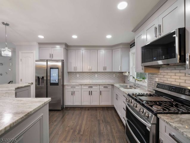 16 Prospect Point Rd, Jefferson Twp., NJ 07849