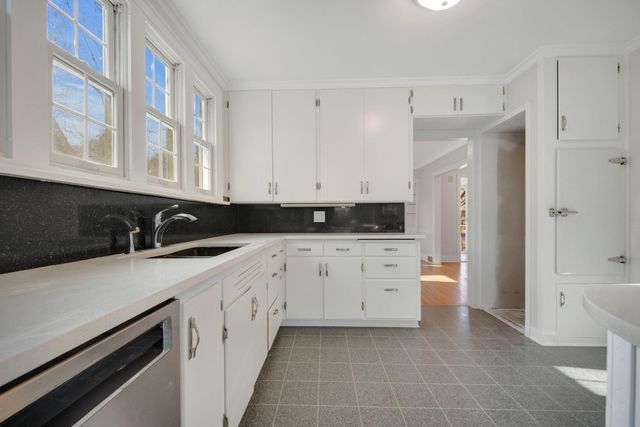 2732 Zenith Avenue N, Robbinsdale, MN 55422