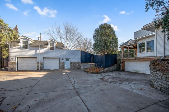 2732 Zenith Avenue N, Robbinsdale, MN 55422
