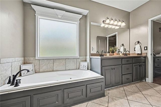 704 Crestridge Drive, Kearney, MO 64060
