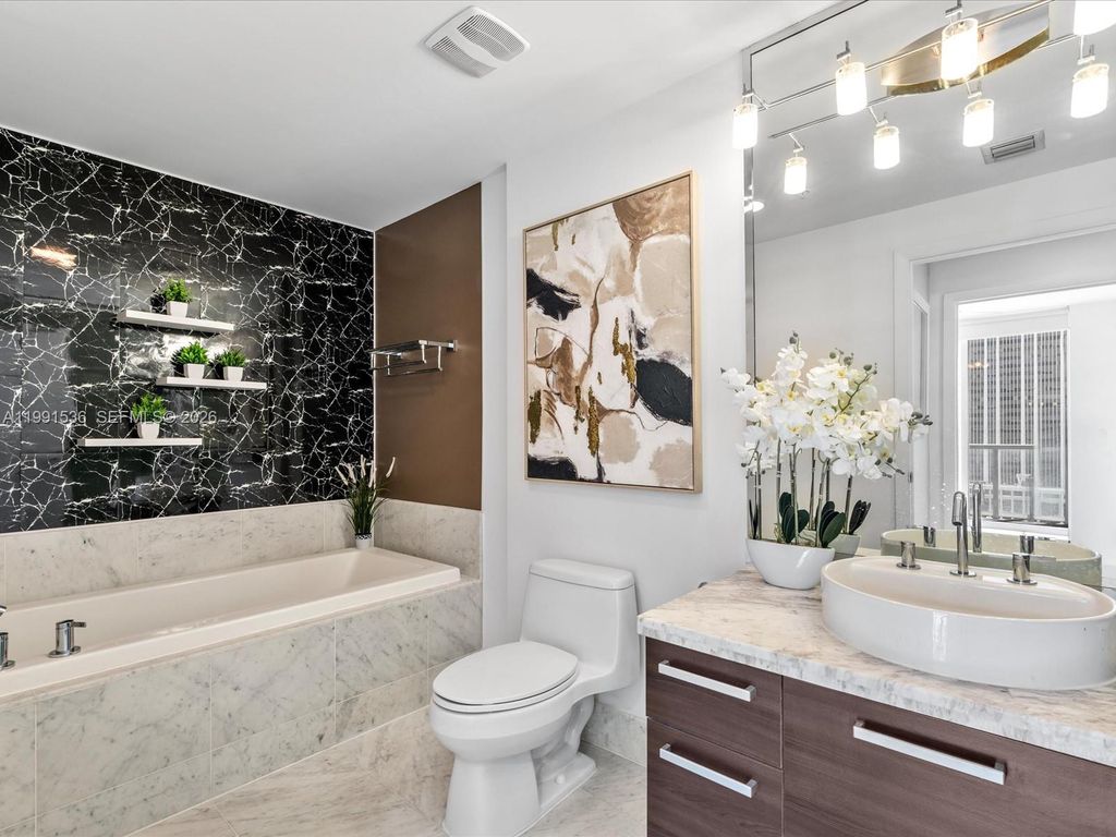 Image 17 of property listing at 244 Biscayne Blvd 1605, Miami, FL 33132