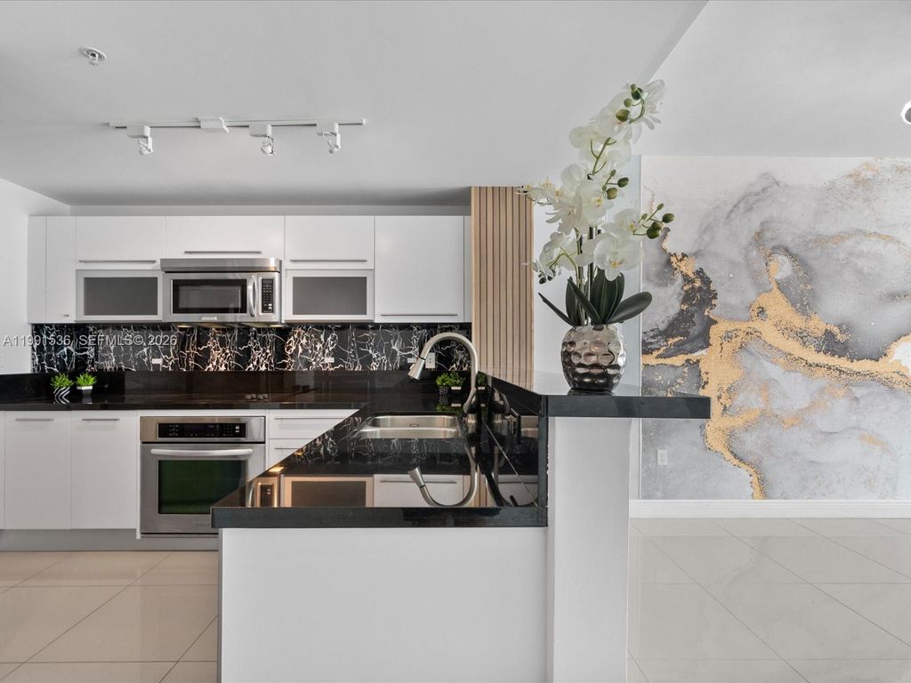 Image 2 of property listing at 244 Biscayne Blvd 1605, Miami, FL 33132