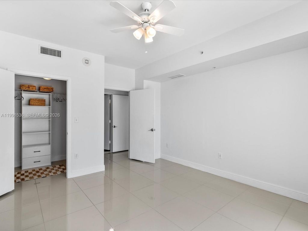 Image 25 of property listing at 244 Biscayne Blvd 1605, Miami, FL 33132