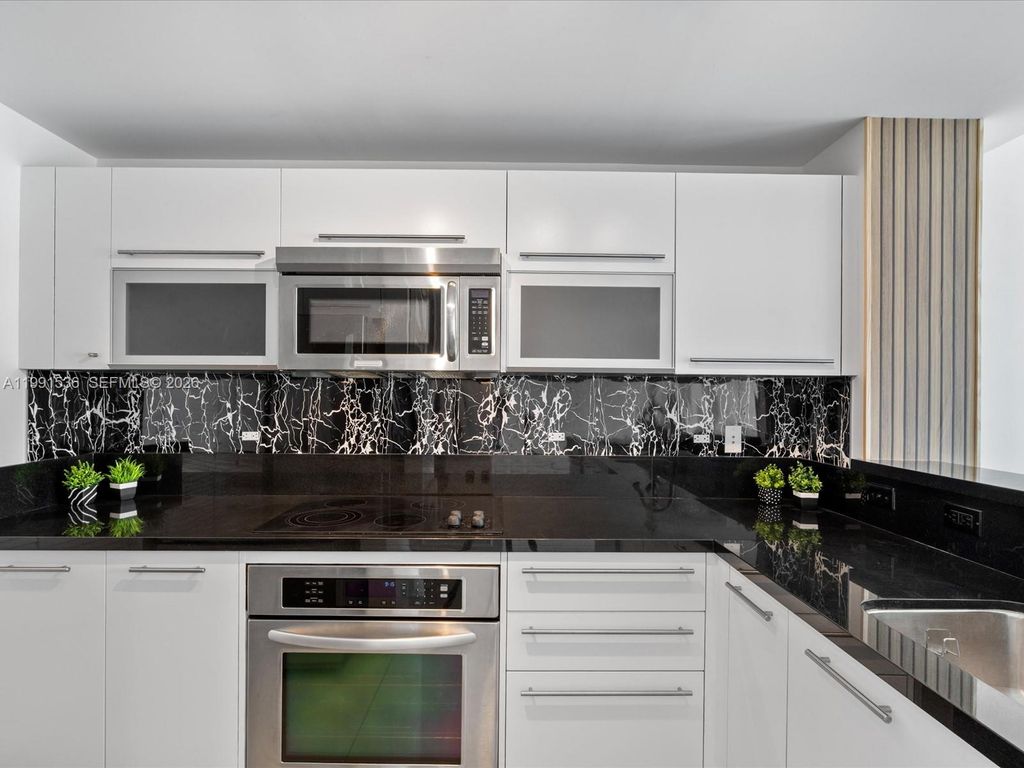 Image 4 of property listing at 244 Biscayne Blvd 1605, Miami, FL 33132