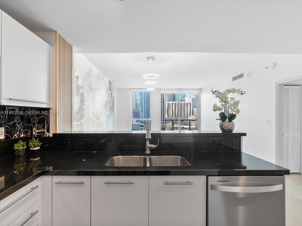 Image 5 of property listing at 244 Biscayne Blvd 1605, Miami, FL 33132