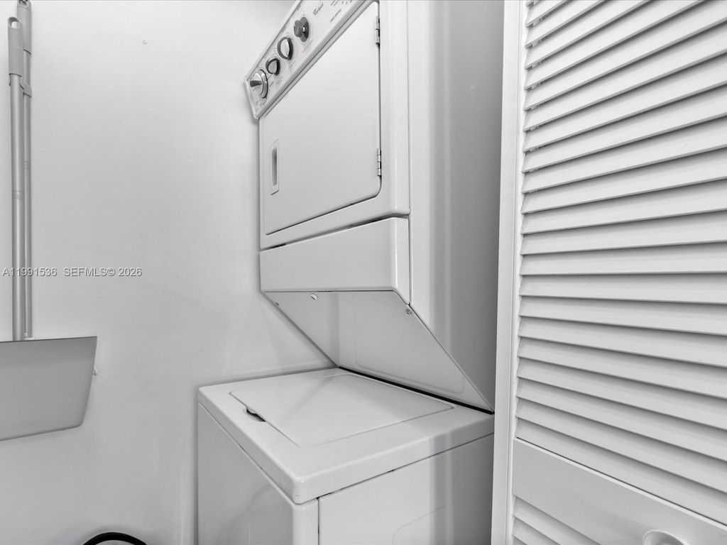 Image 7 of property listing at 244 Biscayne Blvd 1605, Miami, FL 33132