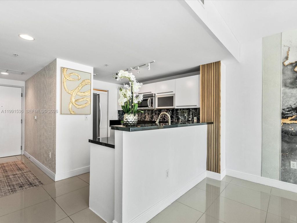 Image 8 of property listing at 244 Biscayne Blvd 1605, Miami, FL 33132