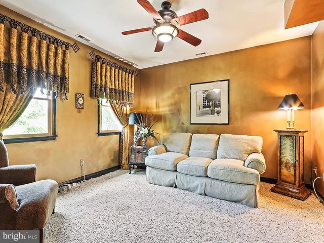 302 MALLARD LN, Langhorne, PA 19047