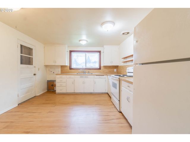 2749 HILYARD St, Eugene, OR 97405