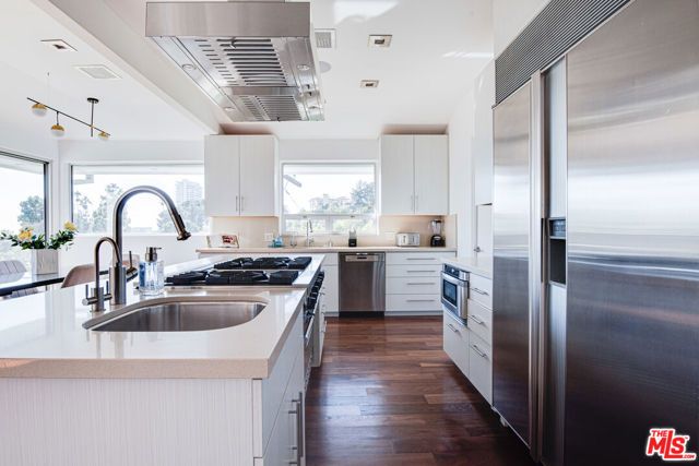 8954 ST IVES Drive, Los Angeles, CA 90069