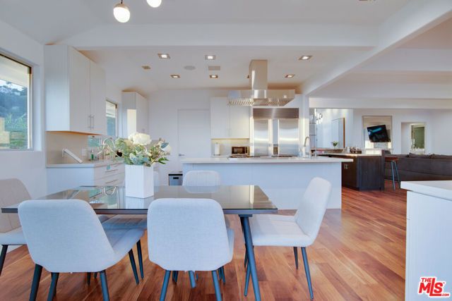 8954 ST IVES Drive, Los Angeles, CA 90069