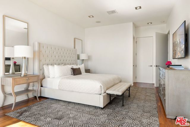 8954 ST IVES Drive, Los Angeles, CA 90069