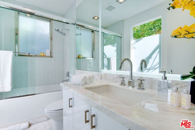 8954 ST IVES Drive, Los Angeles, CA 90069
