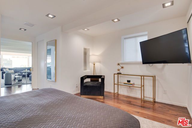 8954 ST IVES Drive, Los Angeles, CA 90069