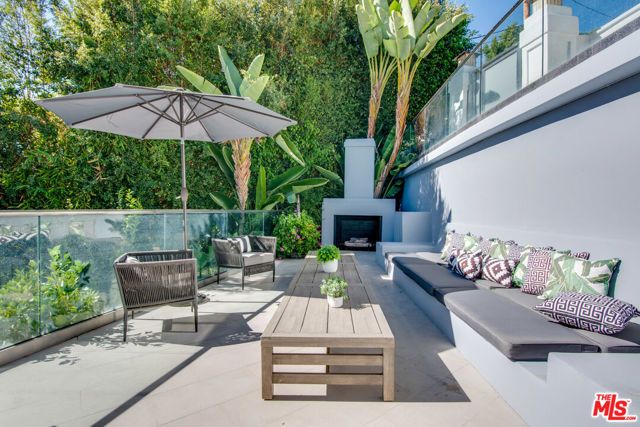 8954 ST IVES Drive, Los Angeles, CA 90069