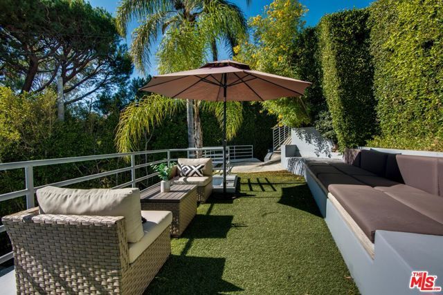 8954 ST IVES Drive, Los Angeles, CA 90069