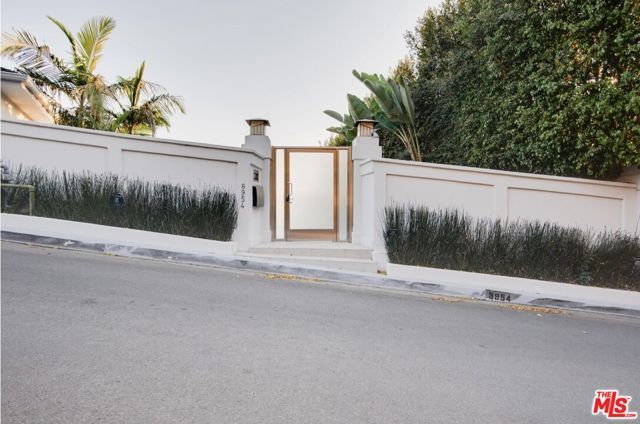 8954 ST IVES Drive, Los Angeles, CA 90069