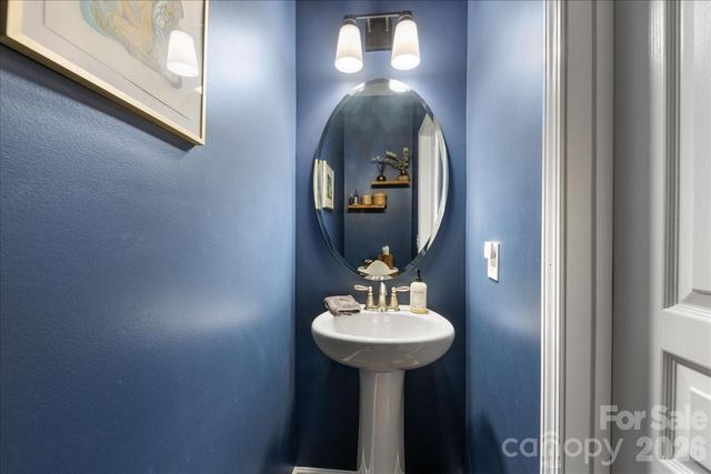 2434 Royal York Avenue, Charlotte, NC 28210