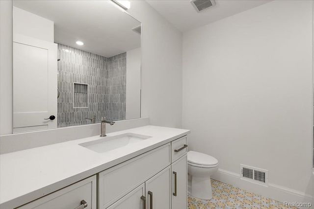 596 Henrietta Street, Birmingham, MI 48009
