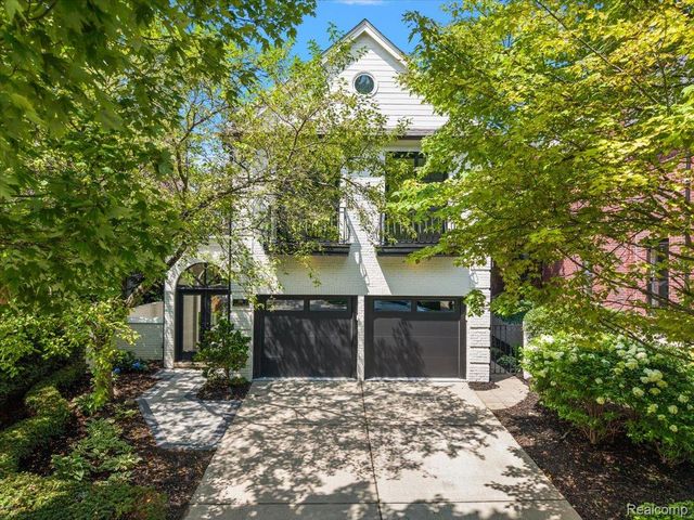 596 Henrietta Street, Birmingham, MI 48009