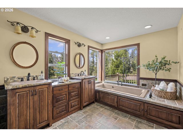 8121 S VALE GARDEN Rd, Canby, OR 97013