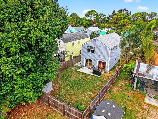 5812 Thisledown Court, West Palm Beach, FL 33415