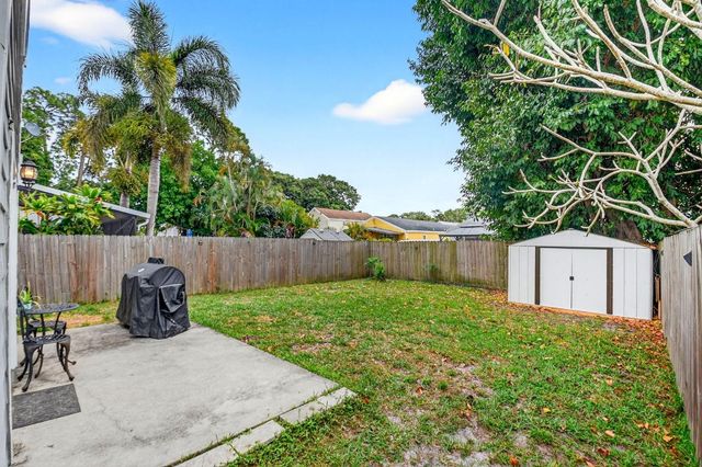 5812 Thisledown Court, West Palm Beach, FL 33415