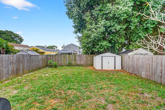 5812 Thisledown Court, West Palm Beach, FL 33415