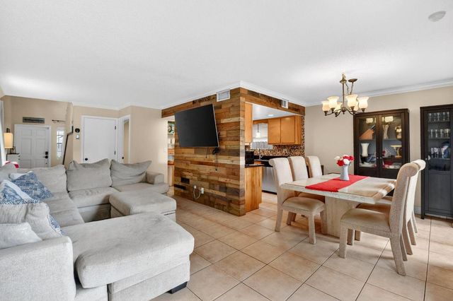 5812 Thisledown Court, West Palm Beach, FL 33415