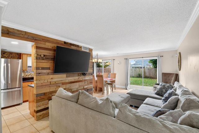 5812 Thisledown Court, West Palm Beach, FL 33415