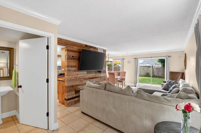 5812 Thisledown Court, West Palm Beach, FL 33415