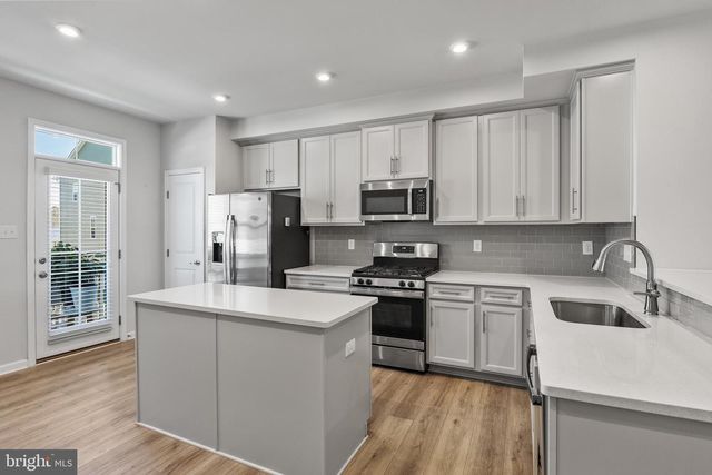 24 SIDNEY LN, Stratford, NJ 08084