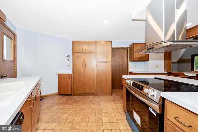 2813 FRY RD, Jefferson, MD 21755