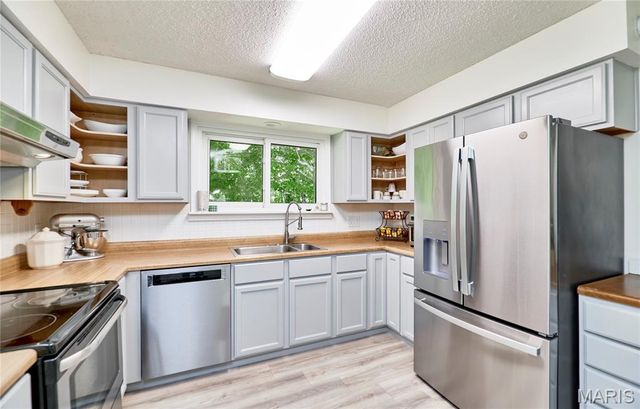 31 Great Lakes Drive, St Peters, MO 63376