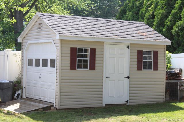3 Lonscreek Place, Mastic Beach, NY 11951