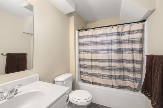 28 Patriots Blvd 28, Hopkinton, MA 01748