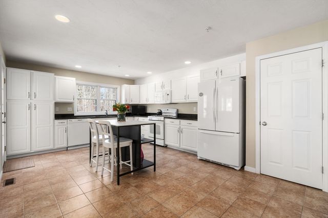 28 Patriots Blvd 28, Hopkinton, MA 01748