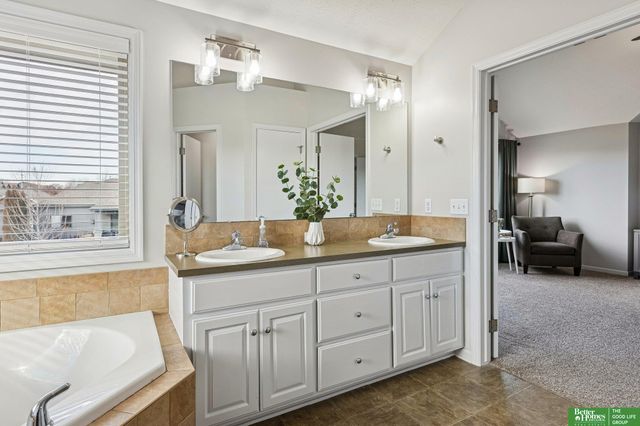 822 S 190th Avenue, Elkhorn, NE 68022